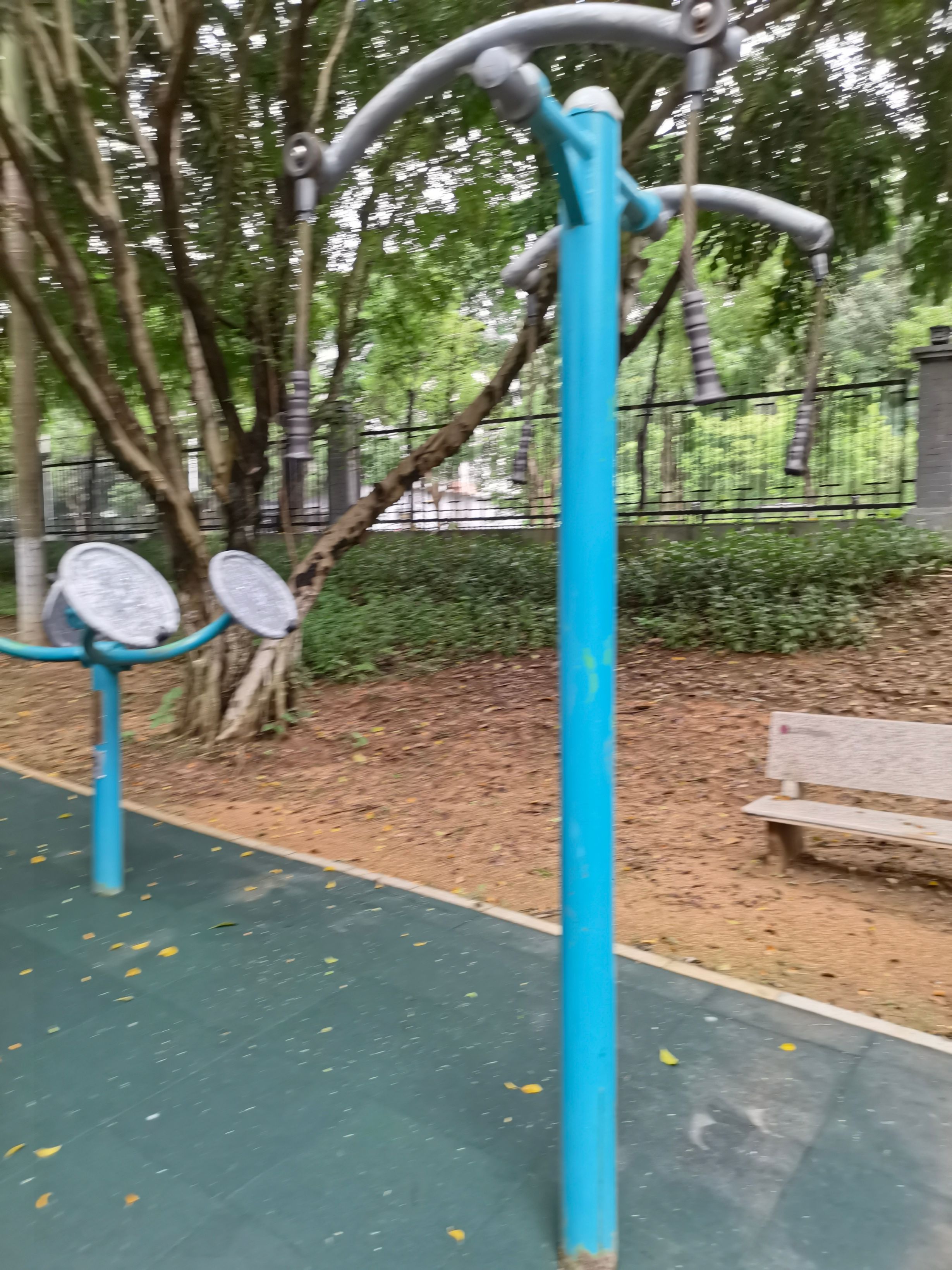 上肢牵引器 科城山庄峻和园南门硅PU球场项目(图2)