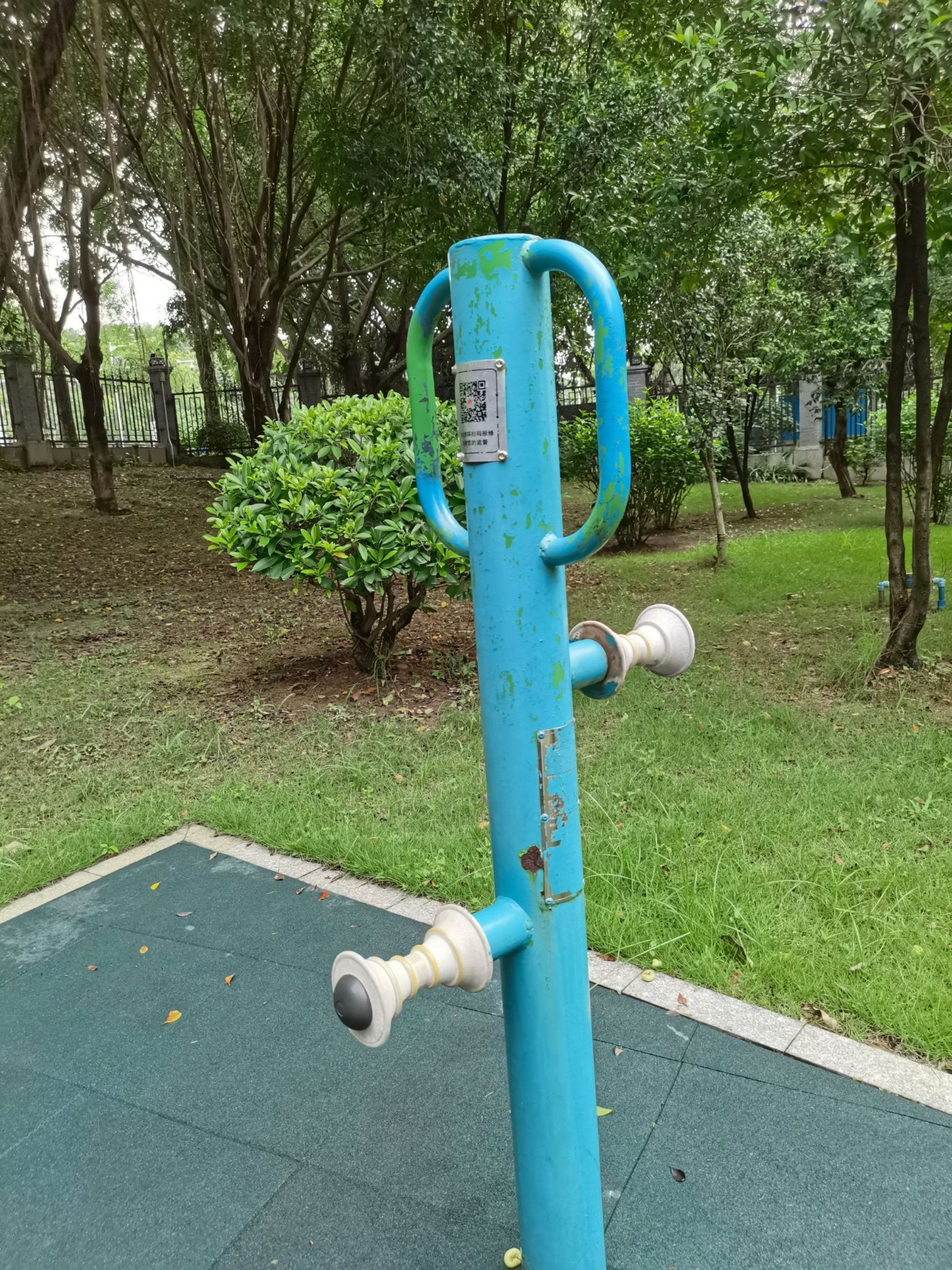 腿部按摩器 科城山庄峻和园南门硅PU球场项目(图10)