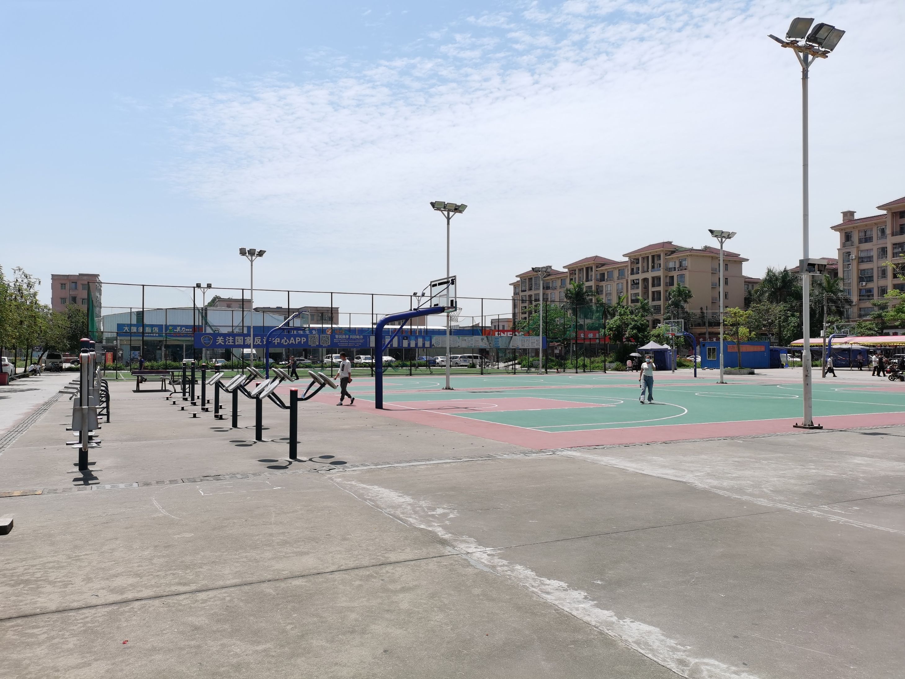 高平社区体育公园硅PU球场项目(图1)