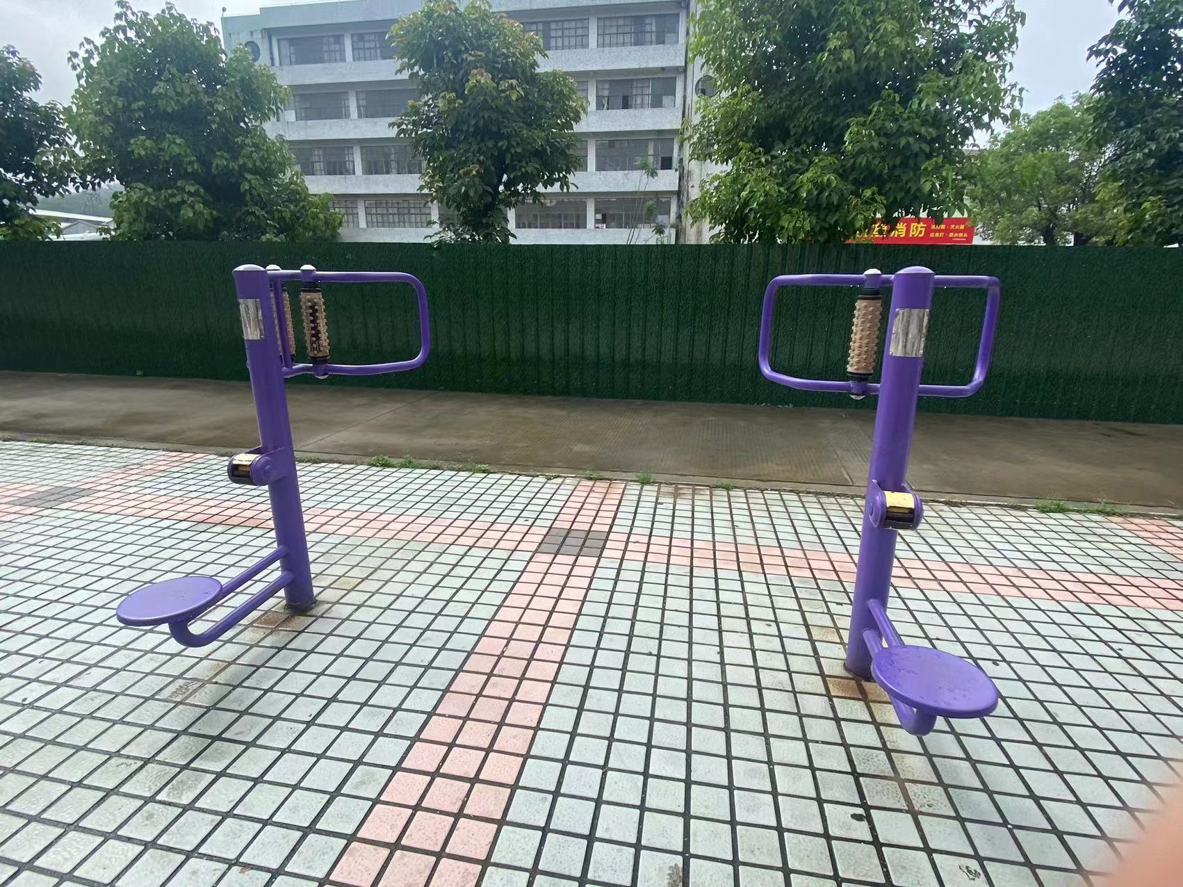 腰背按摩器 板芙镇白溪村体育公园硅PU球场项目(图4)