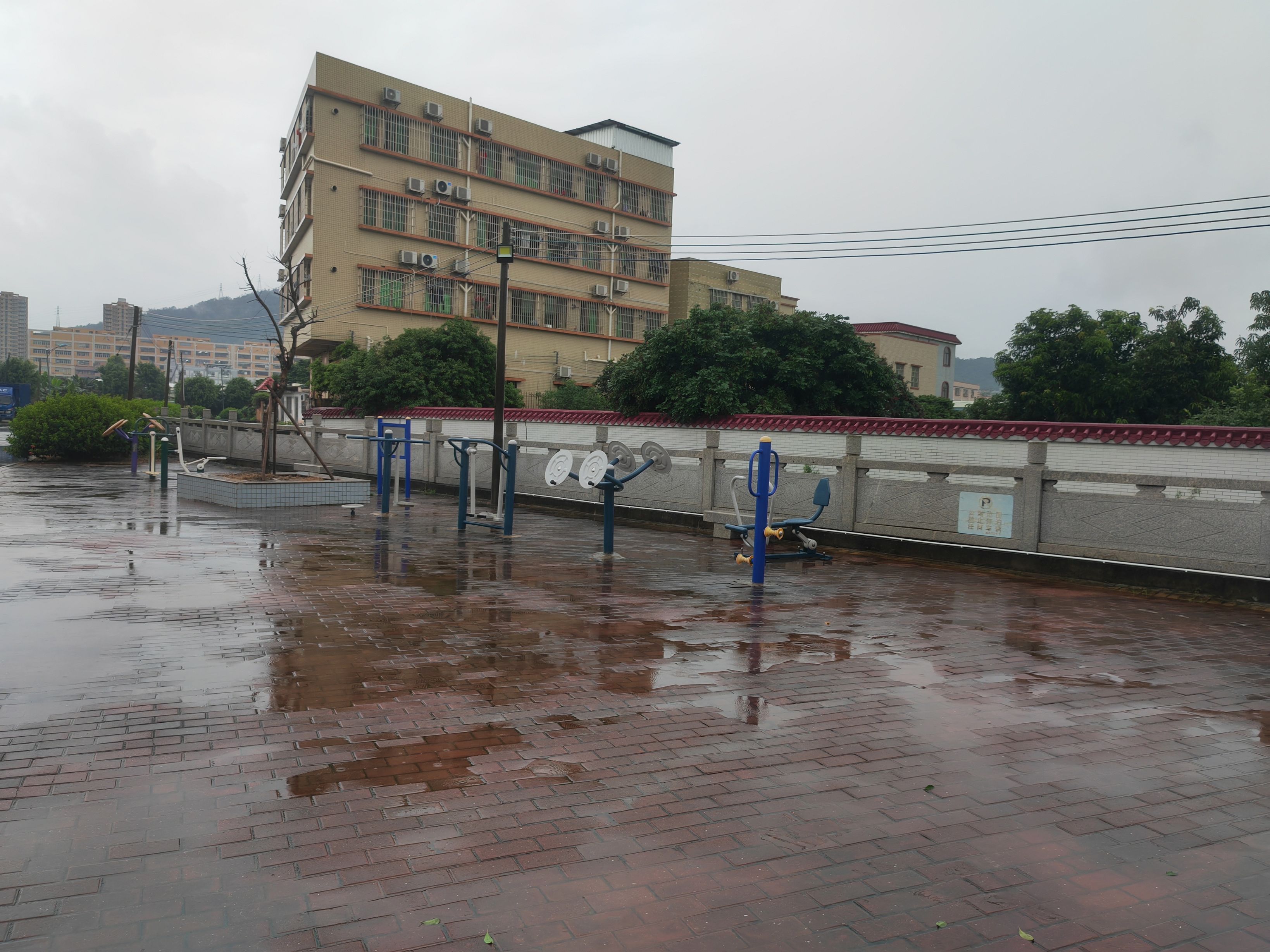 三乡镇鸦岗村抽水房旁公园仔硅PU球场项目(图1)