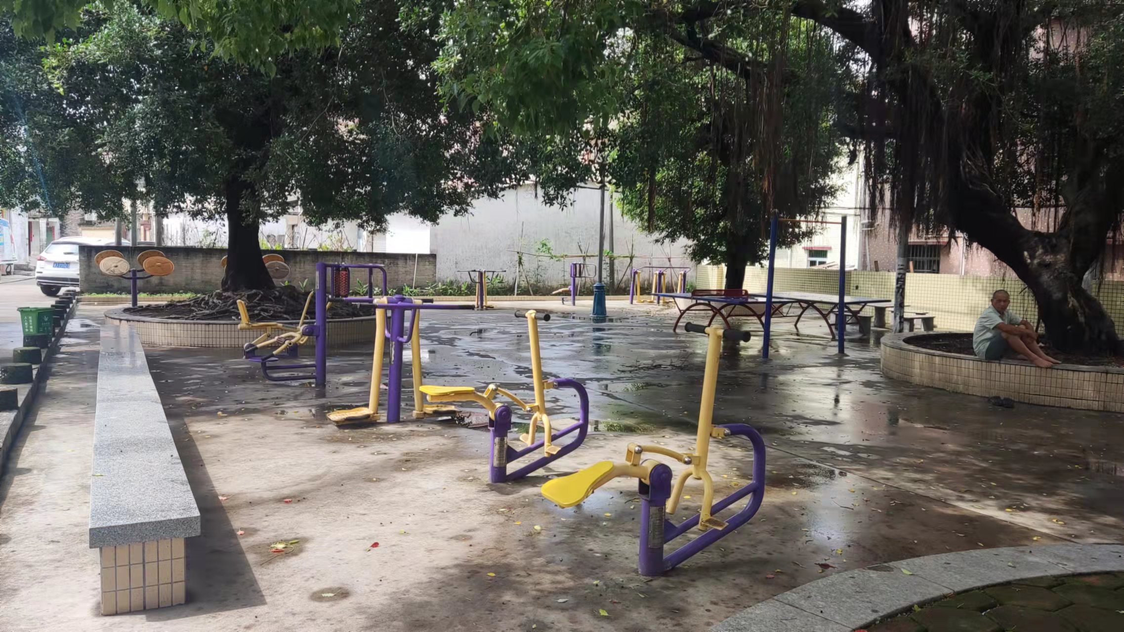 三乡镇白石村三溪旧小学休闲健身广场硅PU球场项目(图1) 三乡镇白石村三溪旧小学休闲健身广场硅PU球场项目(图1)