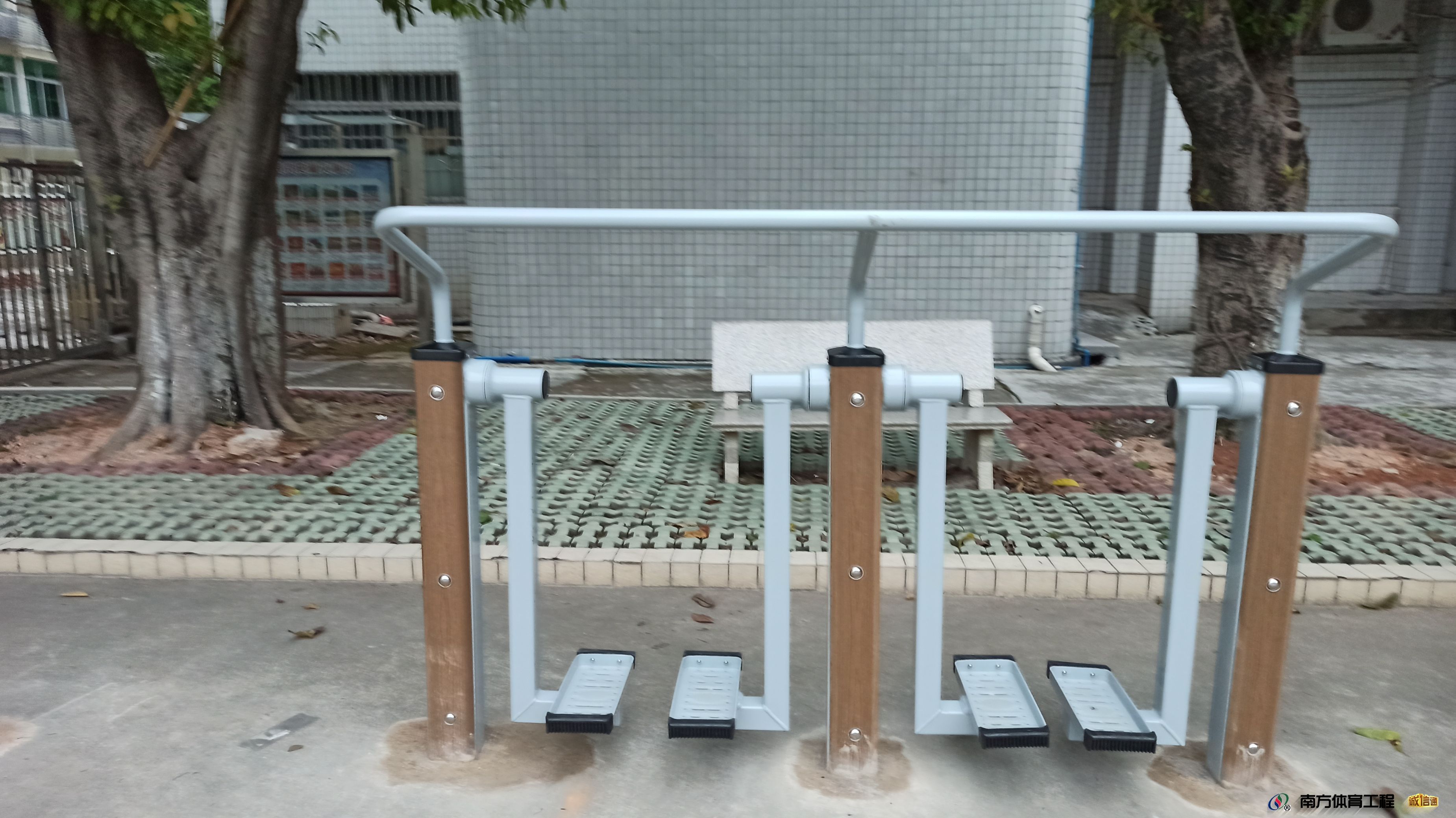 广东省广州市天河区龙洞街道中社社区居委会迎新路口口袋公园硅PU球场