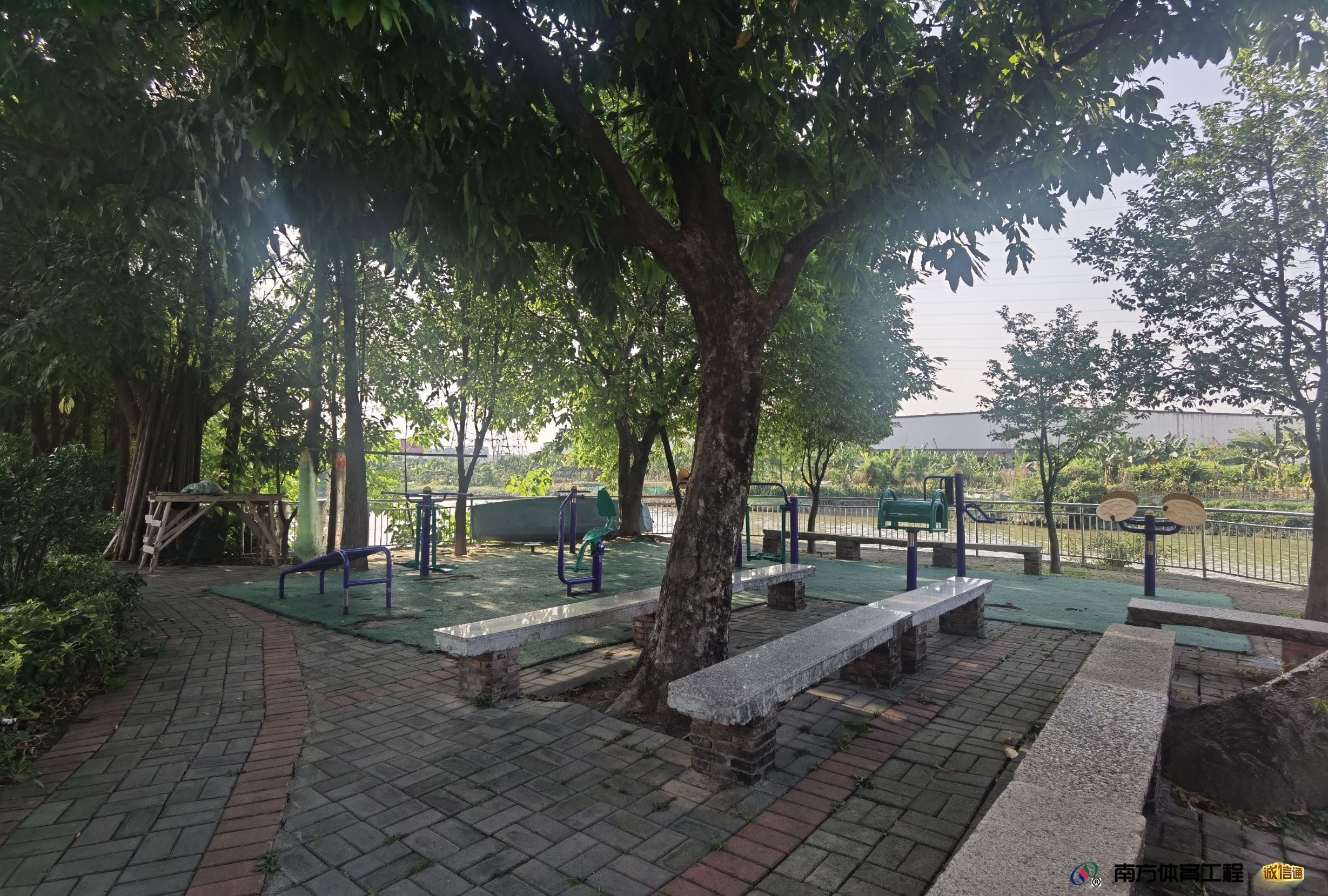 广东省东莞市东莞市区麻涌镇新基村村民委员会新基田头洛健身器材路径硅PU球场