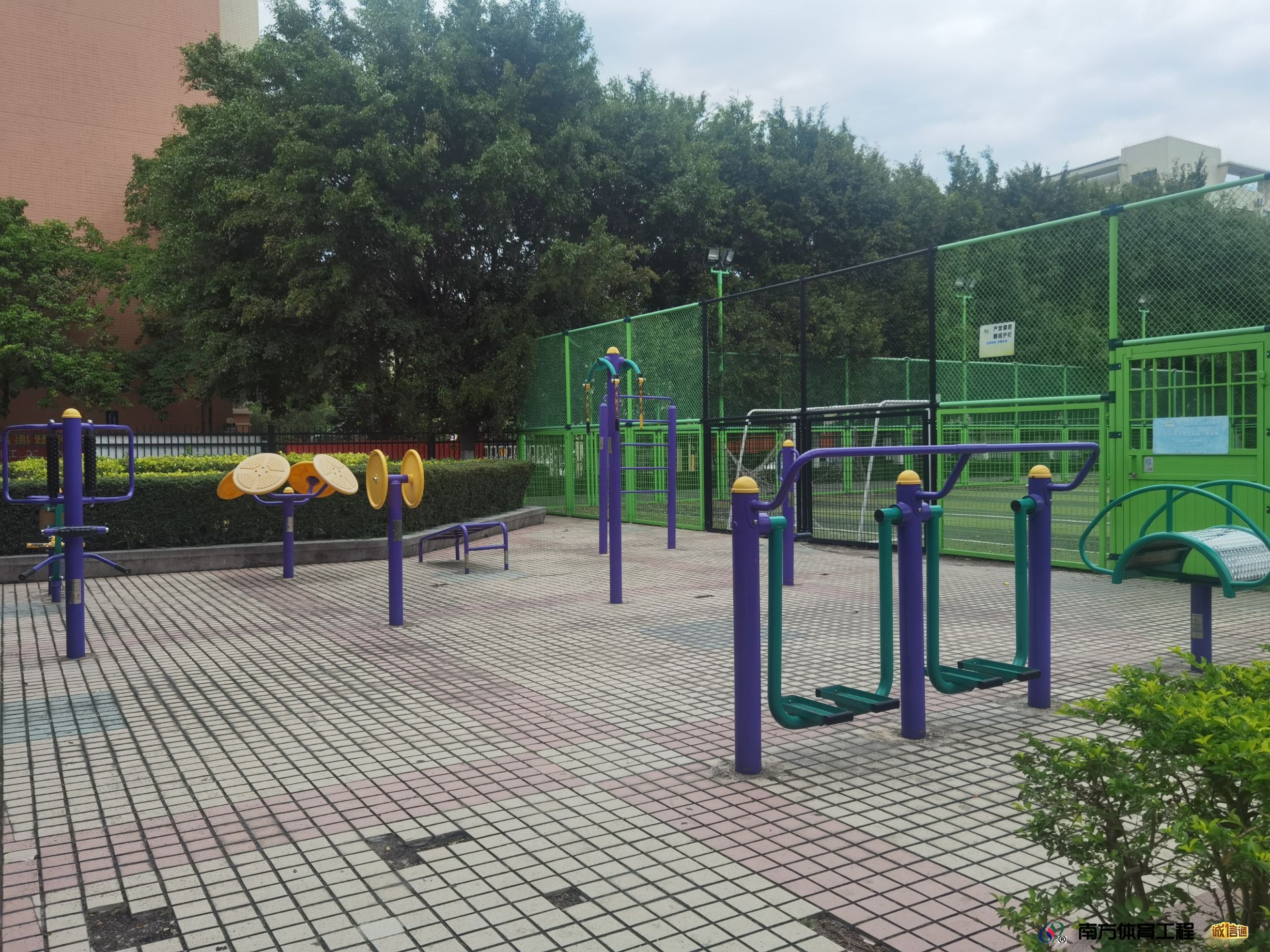 广东省东莞市东莞市区麻涌镇新基村村民委员会新基文化广场健身器材路径硅PU球场