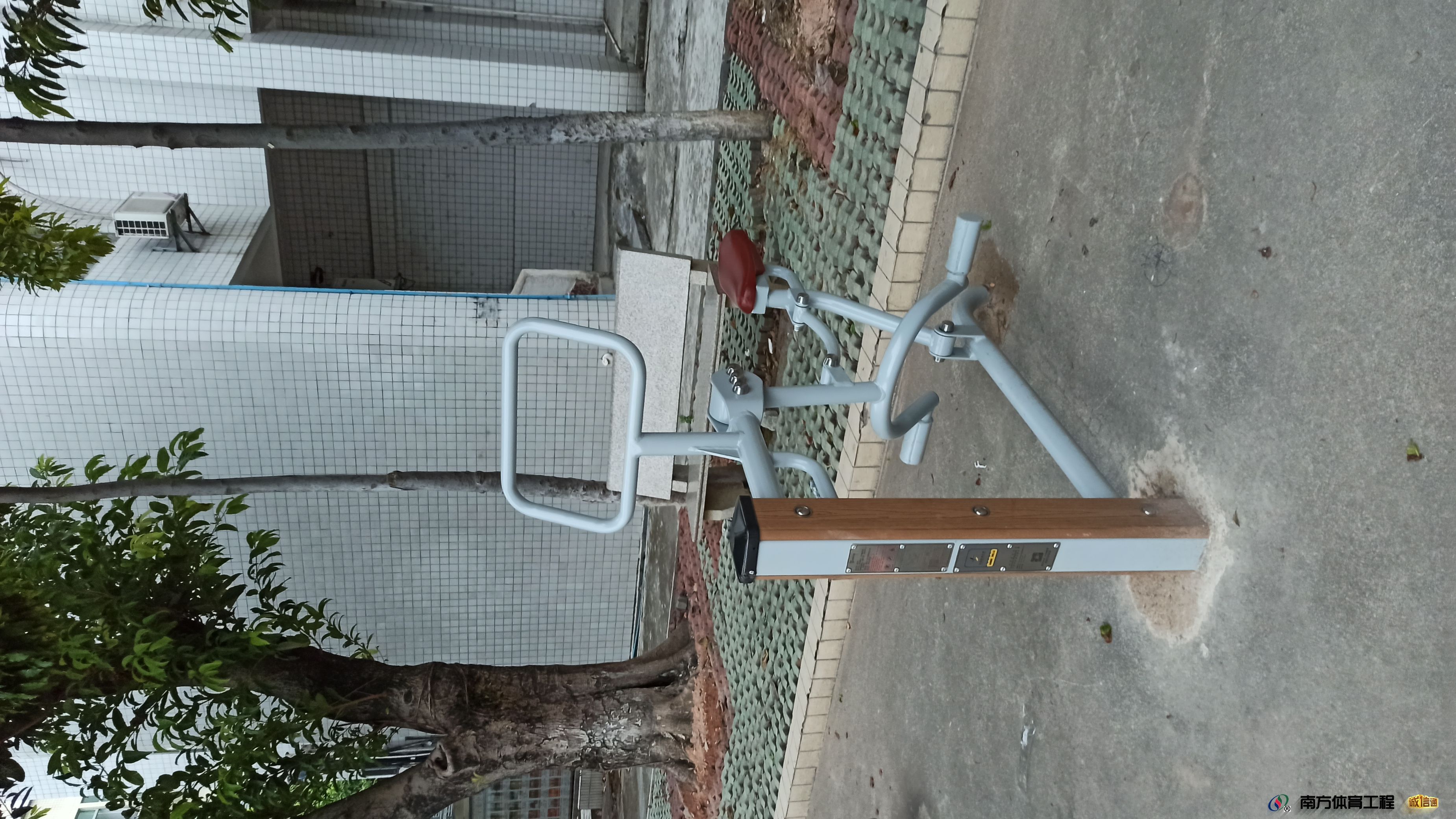 广东省广州市天河区沙河街道濂泉西社区居委会濂泉西路95号大院健身路径硅PU球场
